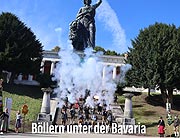 Anlässlich der Siegerehrung des Oktoberfest-Landesschießens schiessen die Böllerschützen am 05.10.2025 großen Salut auf den Stufen zur Bavaria (©Foto: Martin Schmitz)